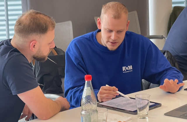 Servicetechniker in einer praxisnahen Trainingssituation