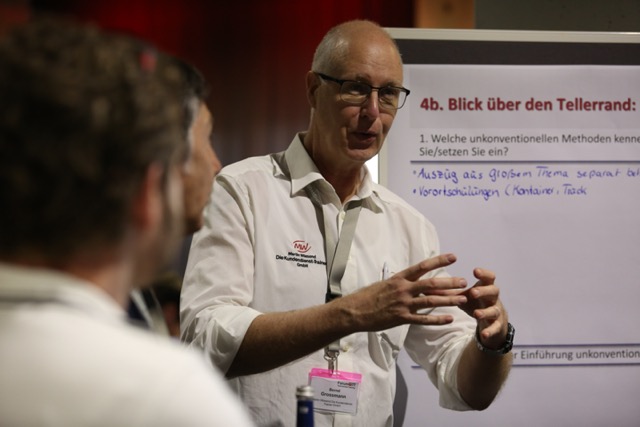 Bernd Grossmann vor einer Trainingsvisualisierung