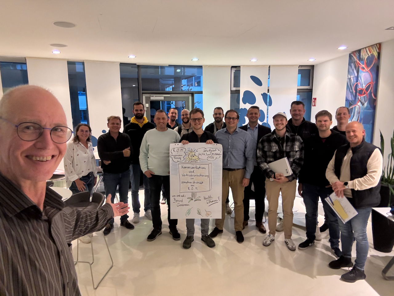 Bernd Grossmann mit Teilnehmenden aus dem Serviceumfeld nach einem Seminar
