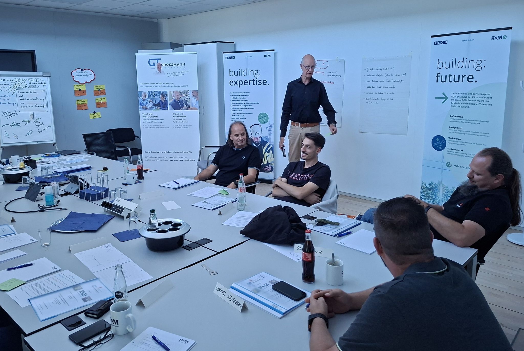 Trainingssituation mit Bernd Grossmann und Teilnehmenden im technischen Umfeld