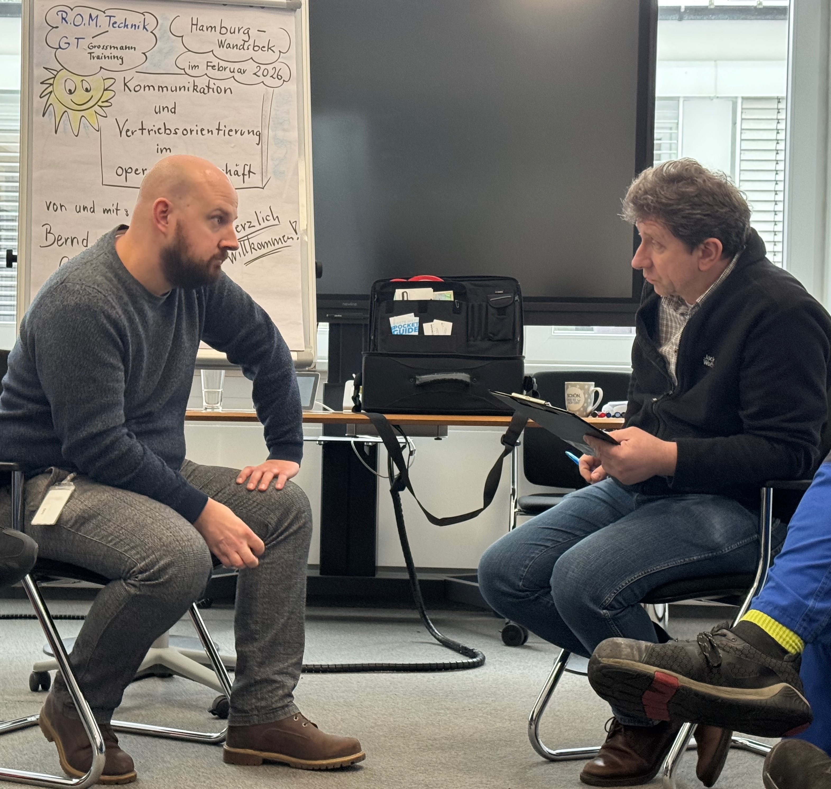 Dialogszene aus einem Workshop zur Zusammenarbeit zwischen Innen- und Außendienst