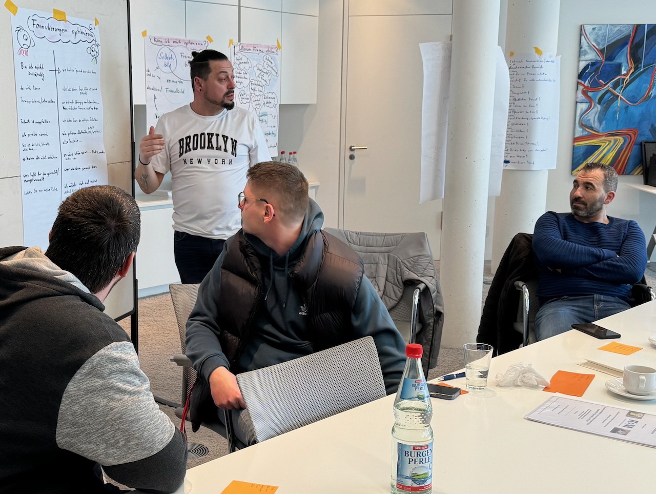 Seminarszene mit aktivem Vortrag im technischen Umfeld