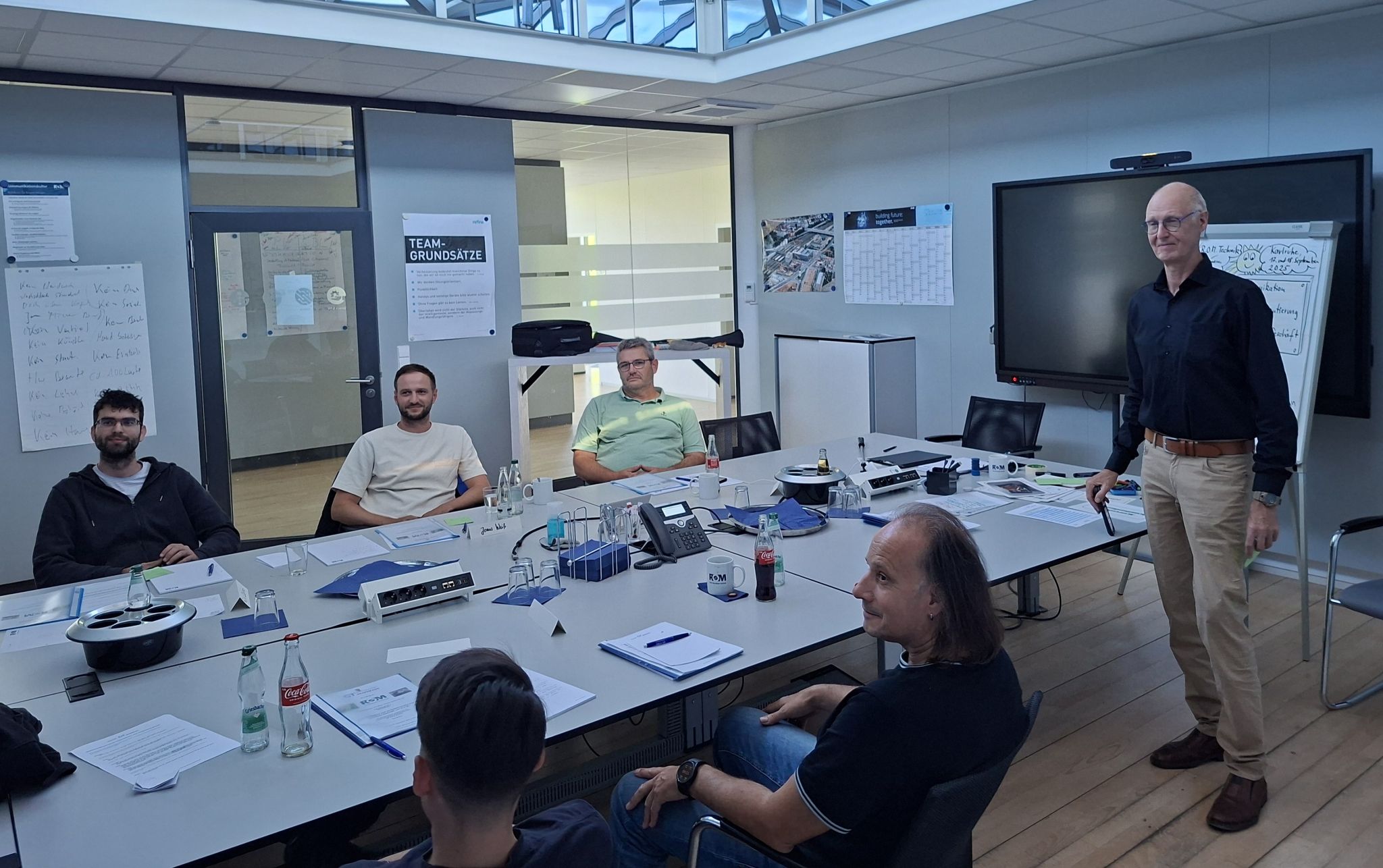 Servicetechniker im Rollenspiel während des Trainings