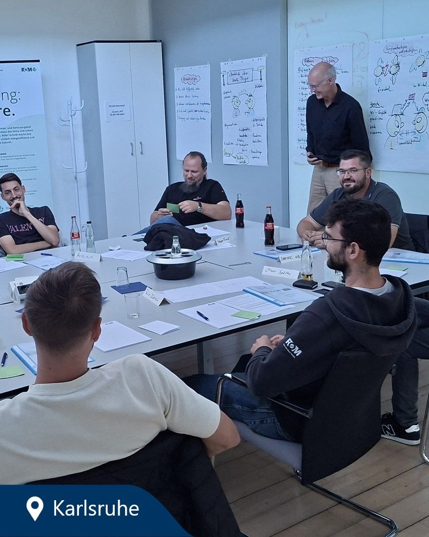 Trainer im Workshop mit technischen Fachkräften
